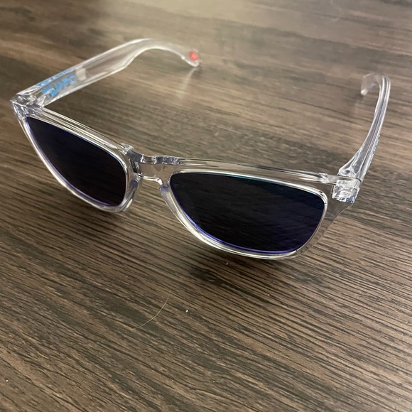 Oakley Frogskins Clear Sunglasses with Blue Lenses - Picture 5 of 5